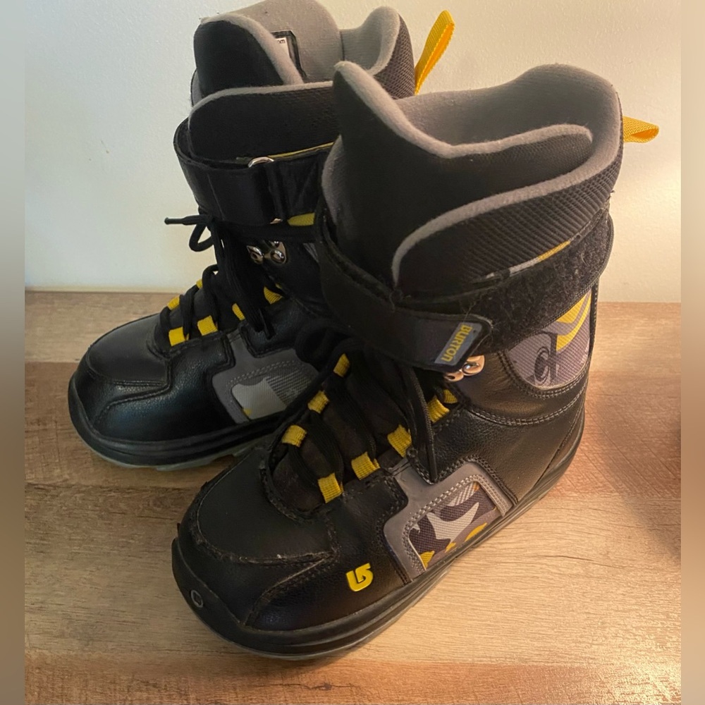 Burton snowboard boots size 6 boys